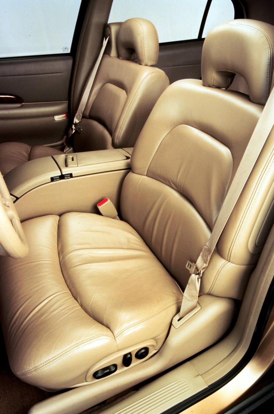 Интерьер Buick LeSabre 2000 года  (фото 31 из 35)